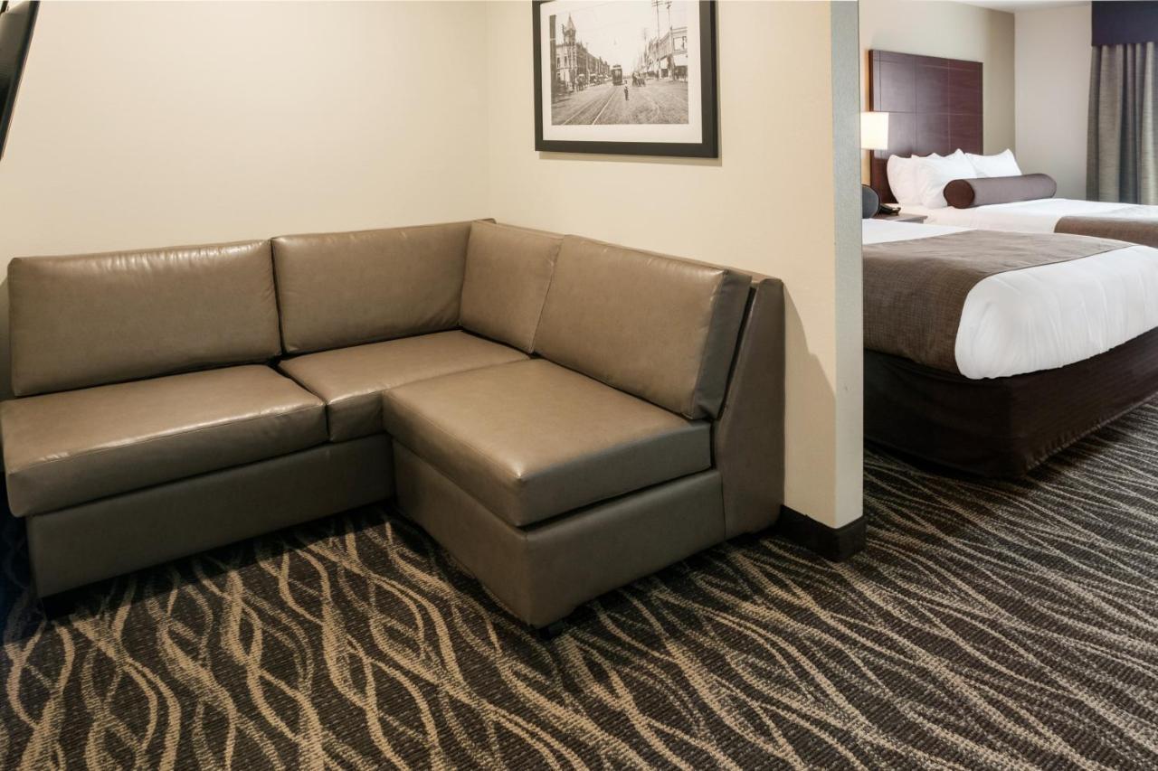 Cobblestone & Appleton International Airport Hotel