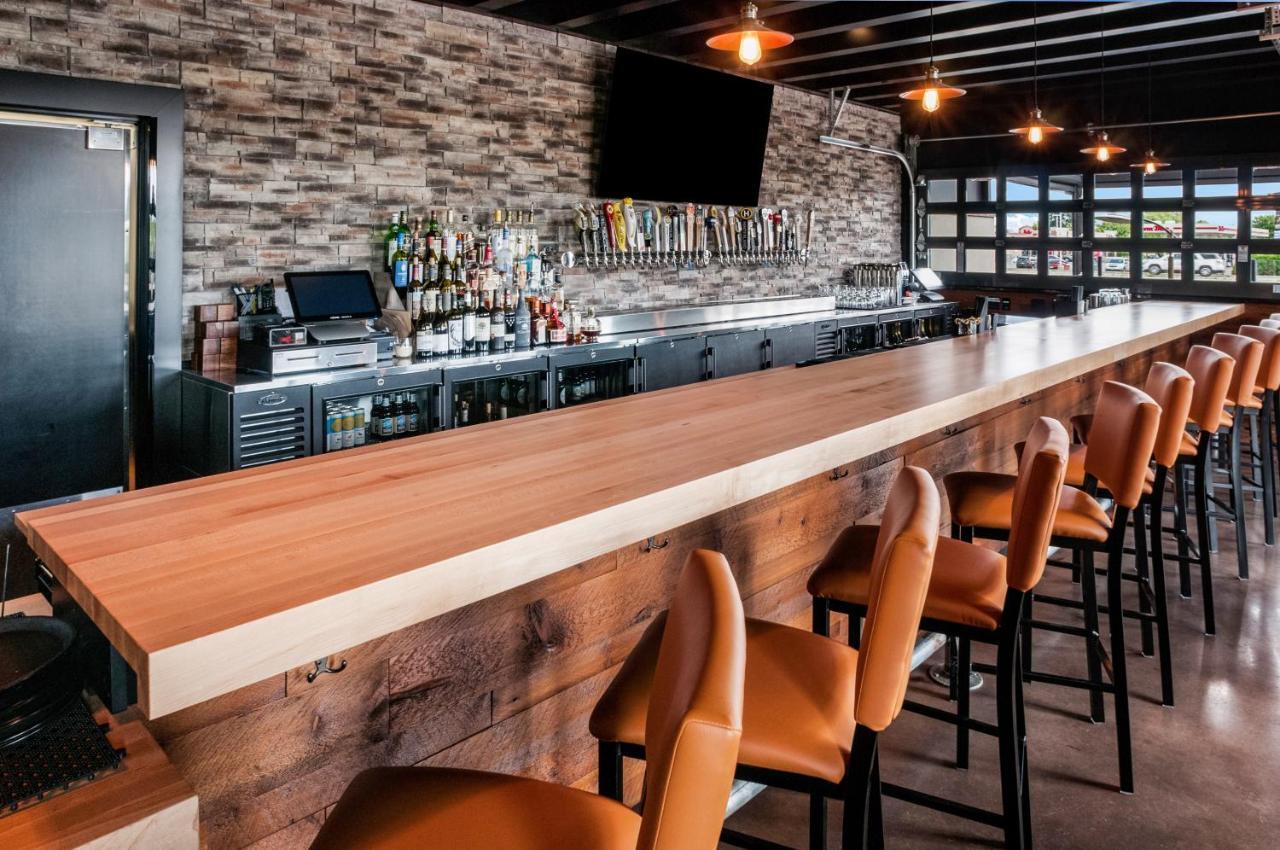 Cobblestone & Appleton International Airport Hotel
