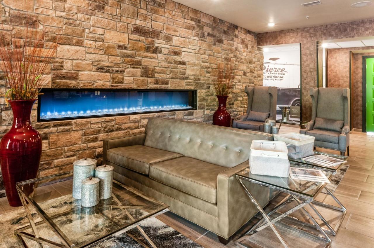Cobblestone & Appleton International Airport 4*