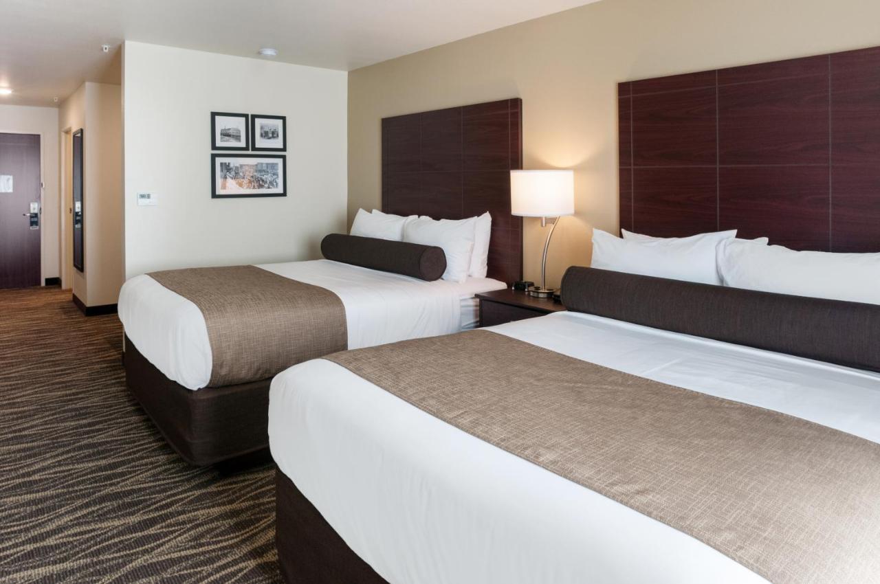 Cobblestone & Appleton International Airport 4*