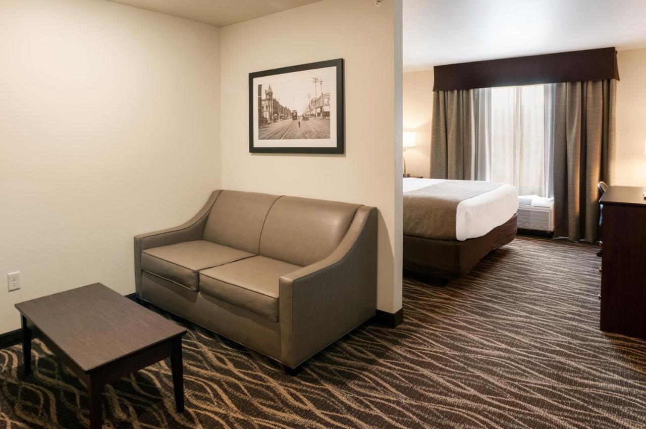 Cobblestone & Appleton International Airport 4*