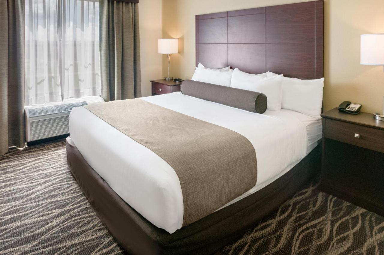 Cobblestone & Appleton International Airport 4*