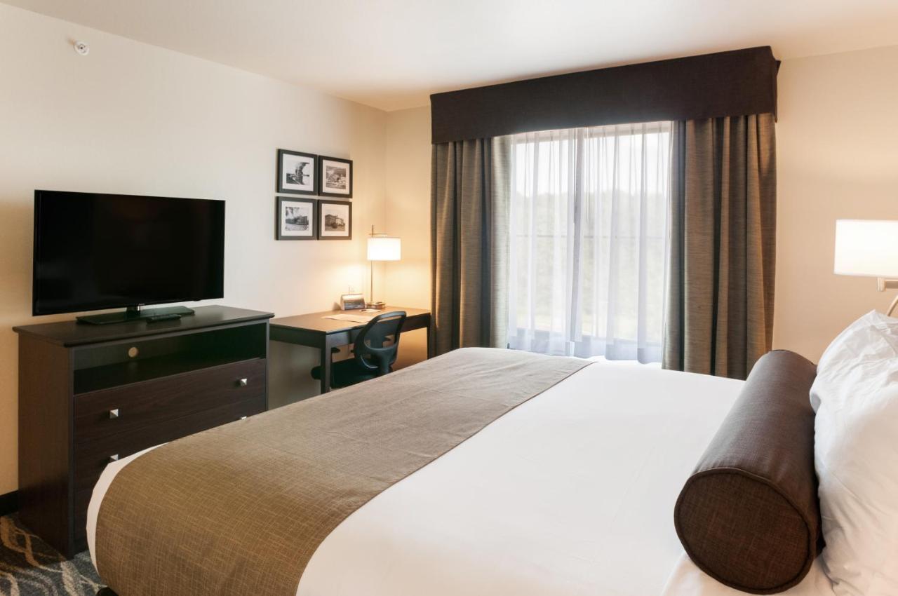 Cobblestone & Appleton International Airport 4*