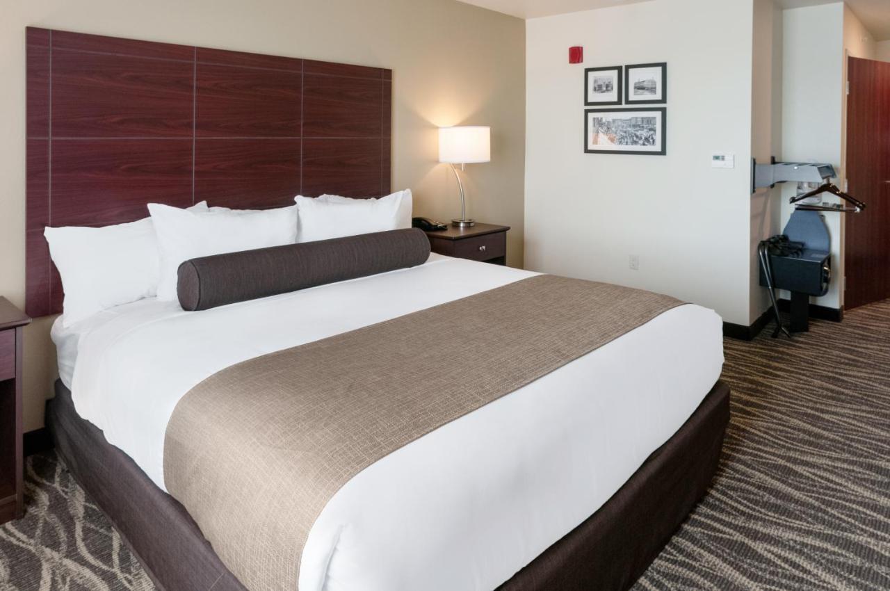 Cobblestone & Appleton International Airport Hotel